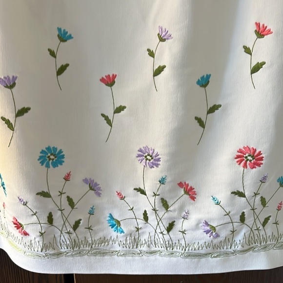 City Triangles sleeveless white dress with flower garden design. Size 11 - Picture 3 of 5